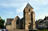 Kirche Saint-Martin. Dahinter befindet sich die Jeanne dArc Gedenktafel von Hihawai